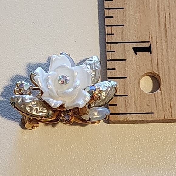 Vintage Beau Jewels Flower Earrings Clip-ons with White Flowers and Gold Leaves - Picture 7 of 8